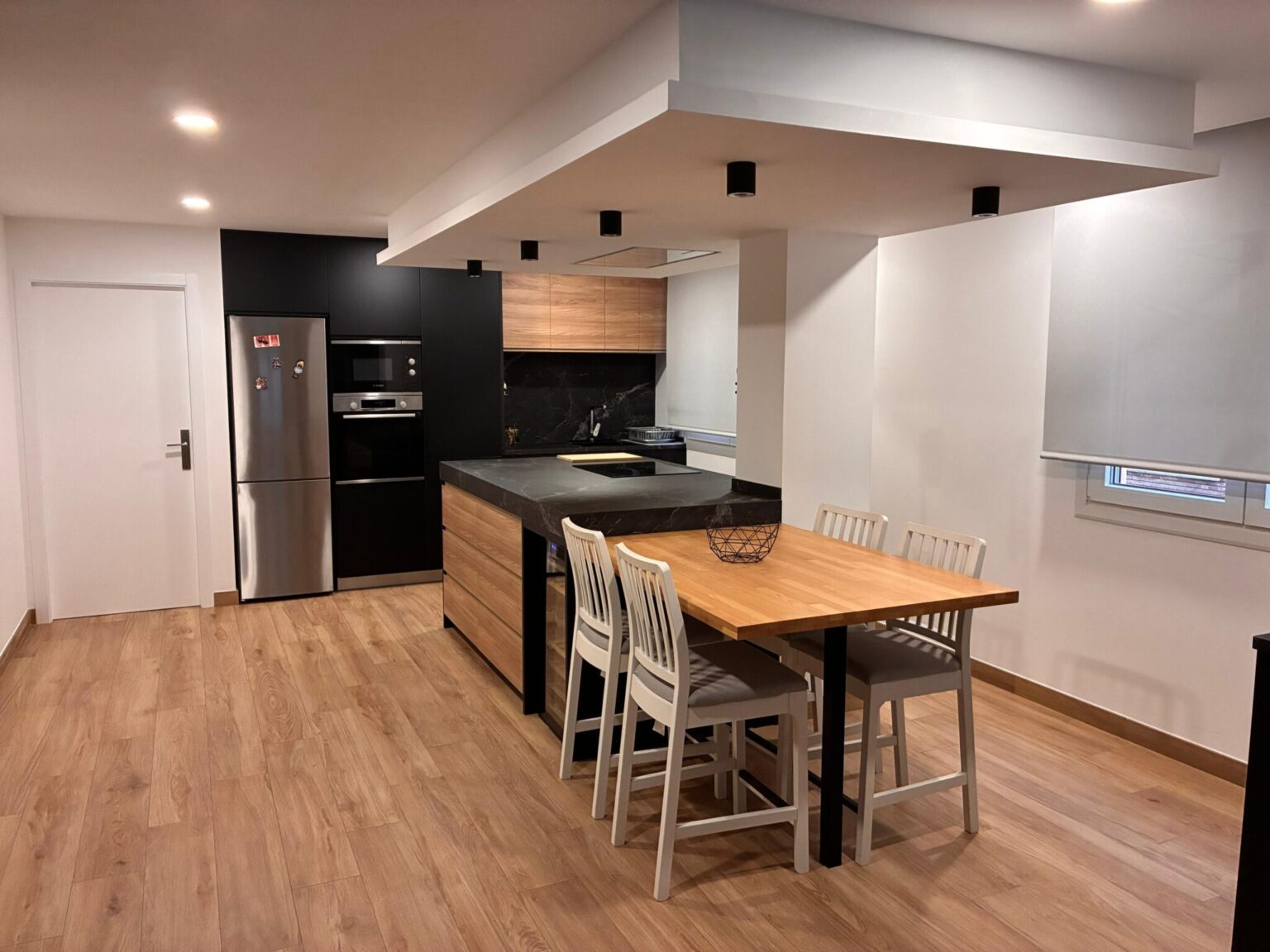 Equipo de Carpintería HB realizando una instalación de muebles a medida en una vivienda real.