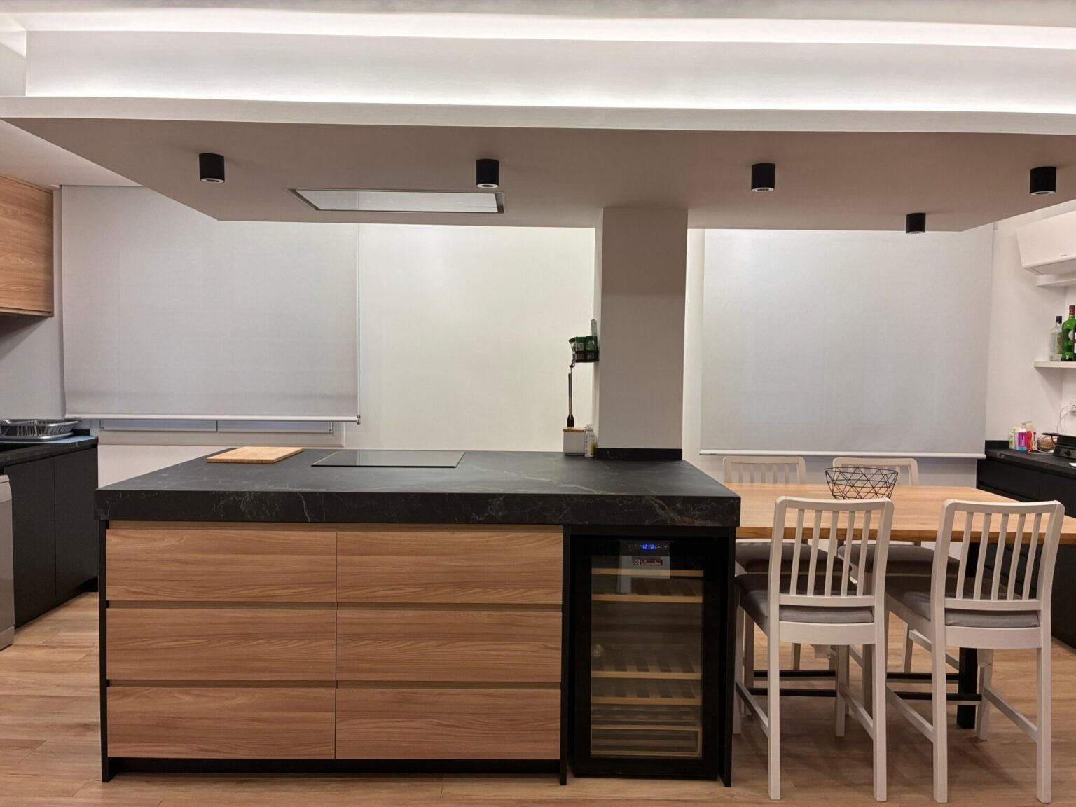 Puerta de interior de madera con molduras clásicas y acabado barnizado de alta calidad.