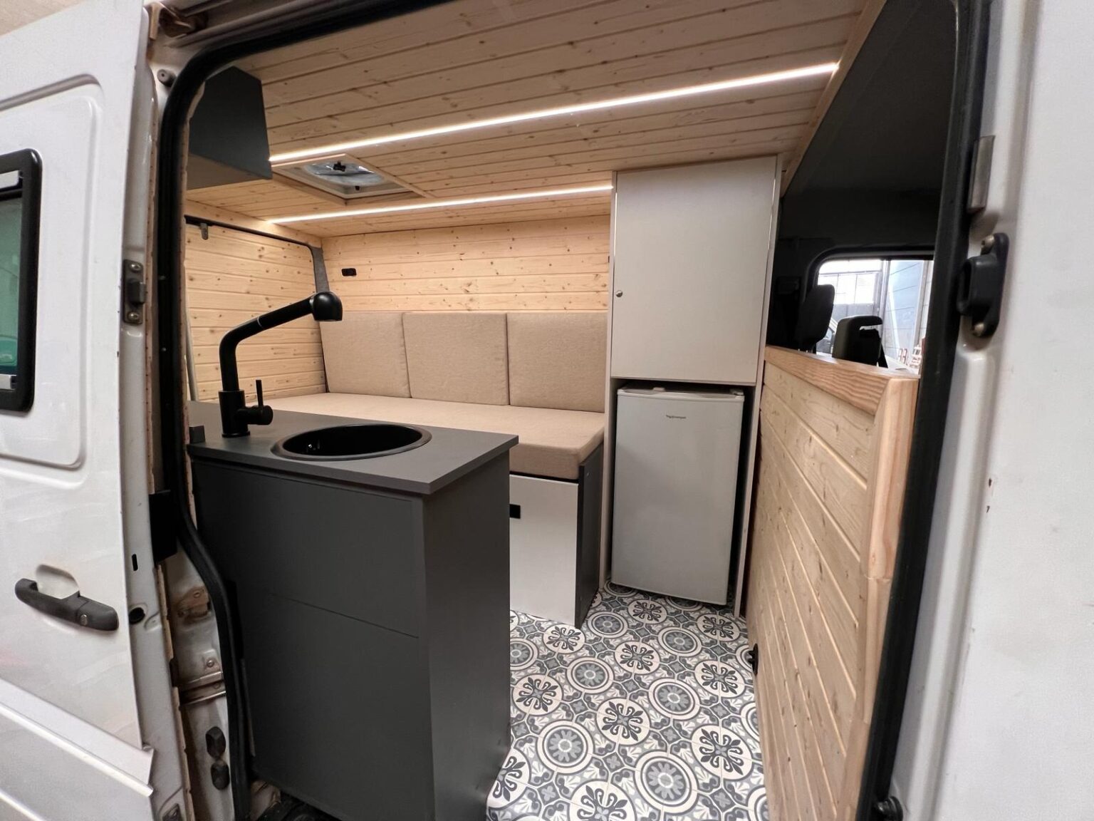 Mueble funcional a medida para maximizar el espacio en viviendas pequeñas de Castellón.