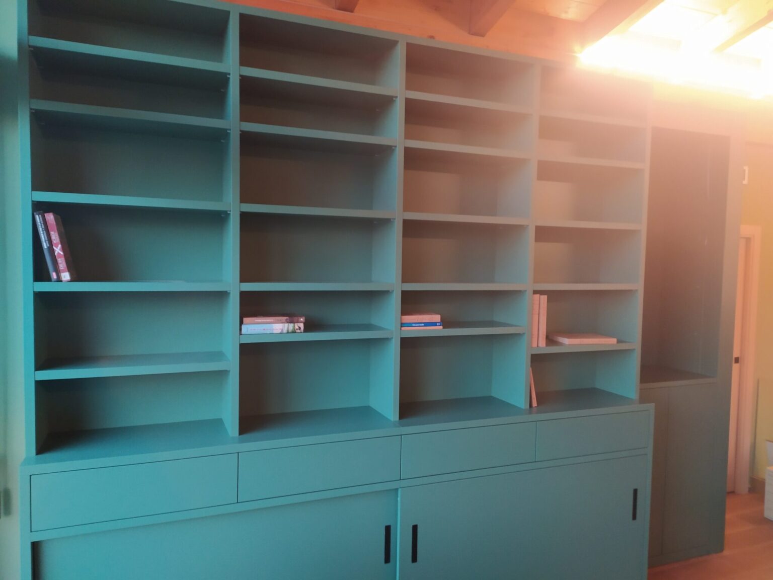 Mobiliario comercial a medida para tiendas en Castellón con estructura robusta y acabado profesional.