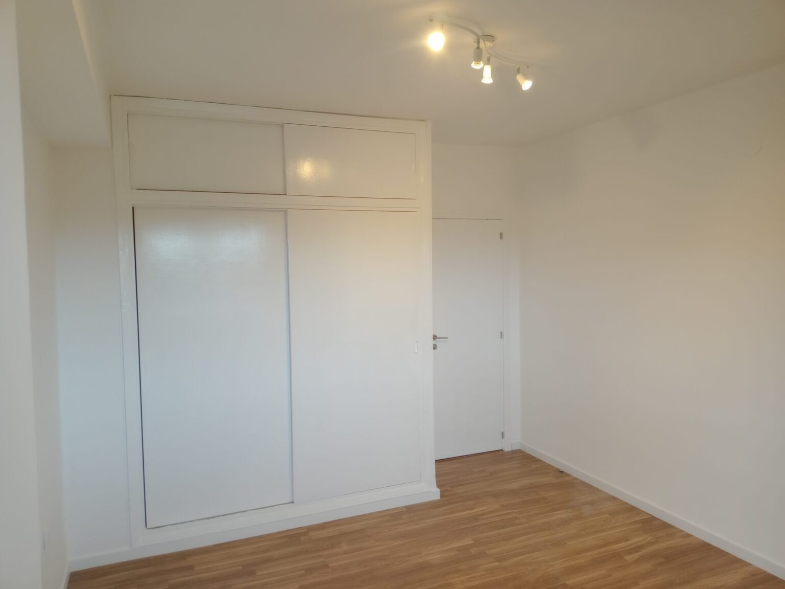 Mueble de TV a medida en Castellón de la Plana con madera natural y diseño contemporáneo.