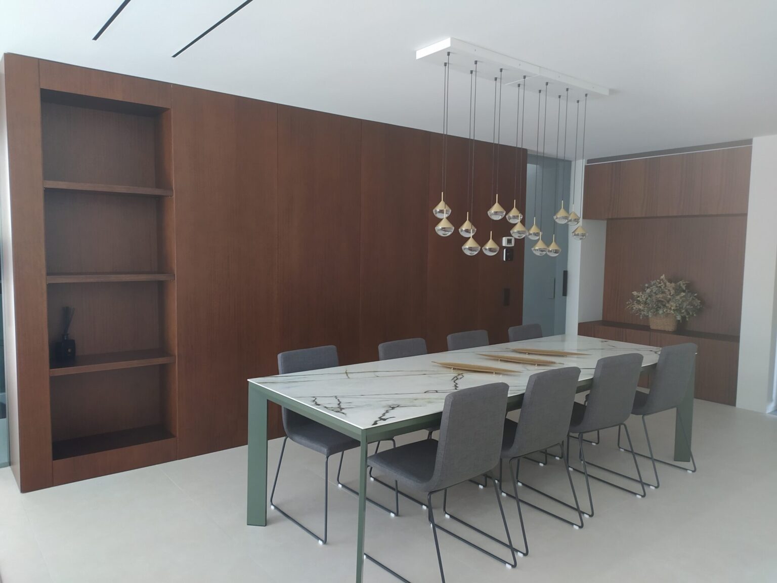 Vestidor artesanal a medida con distribución inteligente de cajoneras y acabados elegantes.