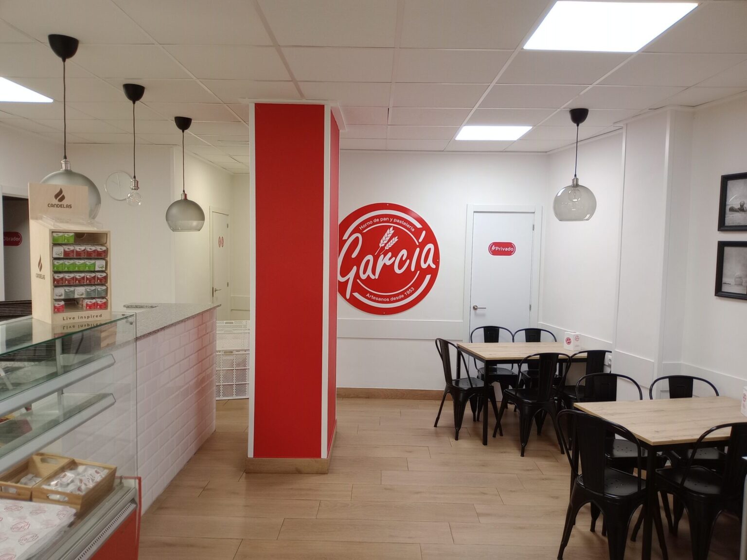 Cocina moderna con perfiles LED bajo mueble superior para mejorar la visibilidad de trabajo.