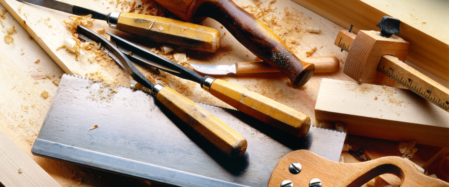 Muebles de cocina fabricados artesanalmente con encimeras resistentes y herrajes premium.