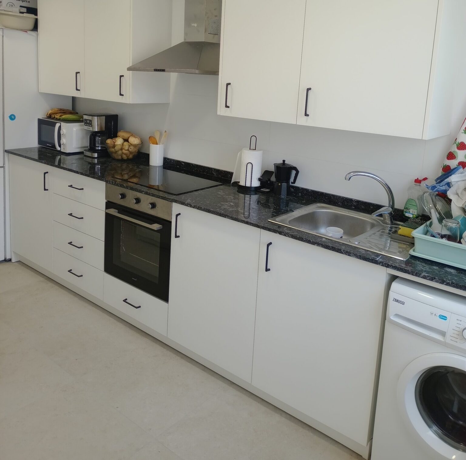 Instalación de cocina a medida con acabados de alta calidad y diseño moderno en Castellón.